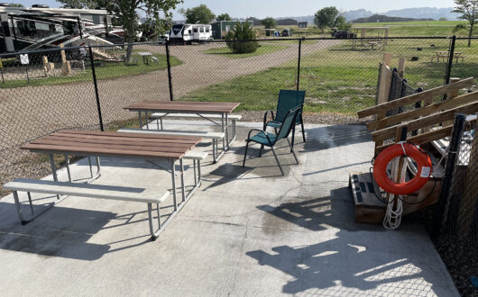 badlands-hotel-and-campground-picnic-area-at-pool